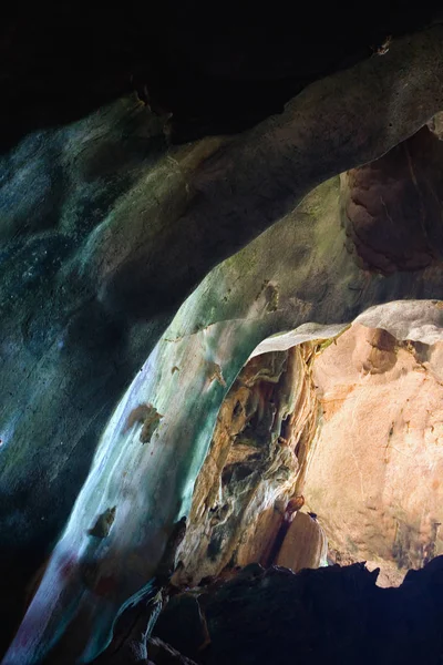 Der Eingang zur Höhle wird durch das Licht von außen beleuchtet. — Stockfoto