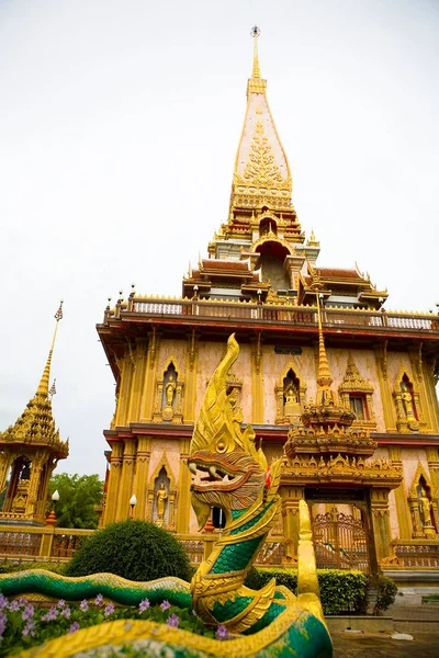 Het beeld van de draak en de prachtige Chalong Tempel in — Stockfoto