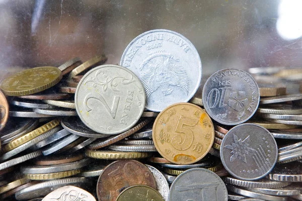 Mnoho mincí z různých denominací a různých zemí. — Stock fotografie