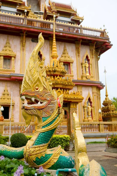 Het beeld van de draak en de prachtige Chalong Tempel in — Stockfoto