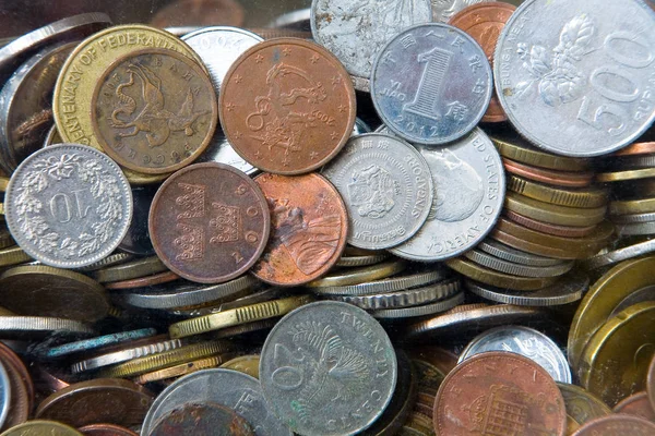 Mnoho mincí z různých denominací a různých zemí. — Stock fotografie