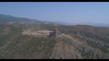 Bir yükseklikten güzel dreni Manastırı Jvari görünümü. Gürcistan 'da havadan video.