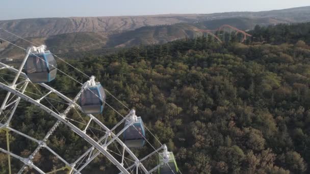 Veduta Della Ruota Panoramica Nel Parco Mtatsminda Tbilisi Riprese Video — Video Stock