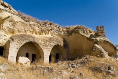 Mağaralar ile güzel eski rock kenti Cavusin.