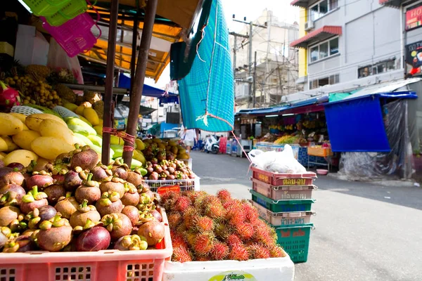 La frutta fresca matura viene venduta per strada . — Foto Stock