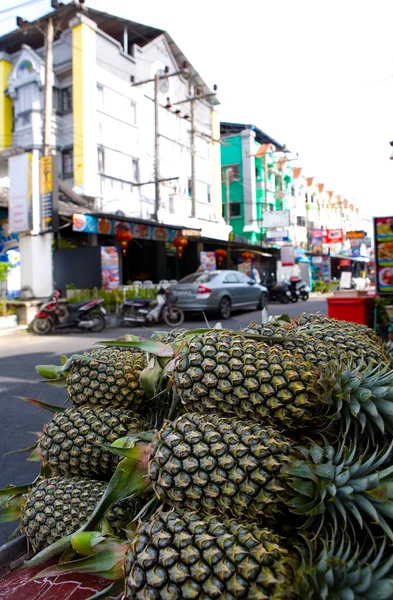 Sulla strada sono venduti ananas freschi maturi . — Foto Stock