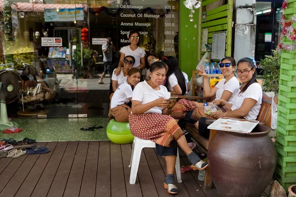 Employees sit at the entrance to the massage parlor and await cu — Stock Photo, Image