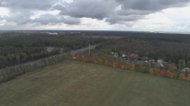 Sonbahar yaprakları ile kaplı ağaçlar ile orta Rusya'nın manzara üst görünümü. Moskova bölgesinde Gorky yönünün Moskova-Volga rota hava video anketi.