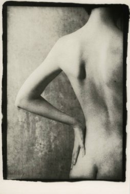 İnce çıplak bir kadının sırtı ve kolu.