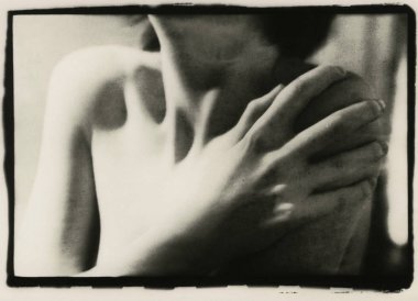 Kadın elini çıplak omzuna koydu..