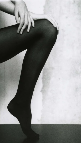 Vackra smala kvinnliga ben i svart strumpbyxor. — Stockfoto