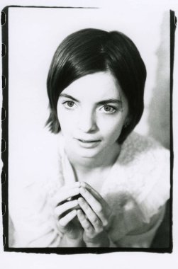 Kız önünde bir dua jesti ellerini tutar.