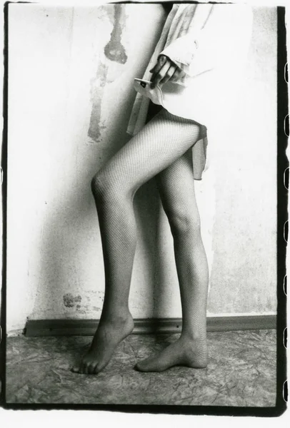Esbeltas piernas femeninas en pantimedias de malla, en el fondo de una sh —  Fotos de Stock