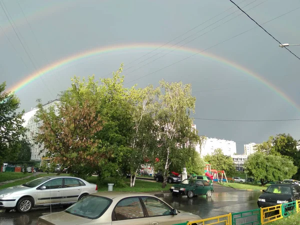 Doppio arcobaleno nel cielo sulla città dopo la pioggia . — Foto Stock