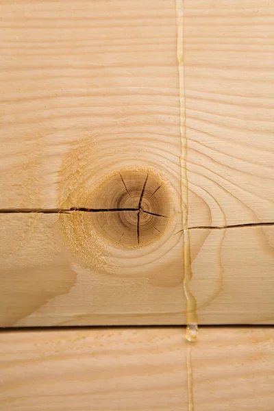 De hars stroomt over de behandelde houten balk. — Stockfoto