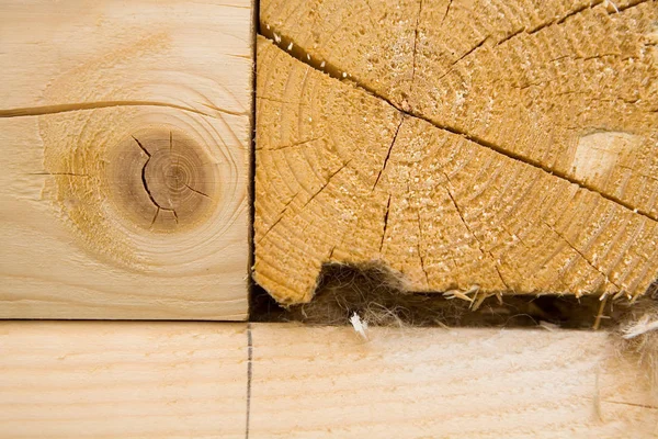 Het hout wordt in een warme hoek gevouwen. — Stockfoto