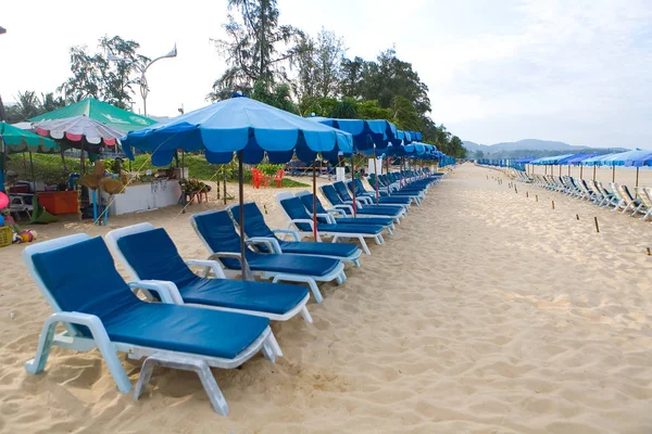 Opuszczona plaża Karon w Phuket z parasolami i leżakami. — Zdjęcie stockowe