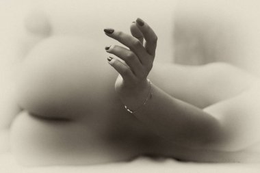 Çıplak kadın vücudun arka planda güzel kadın el