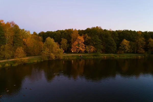 연못 이 있는 이 서베이 소프 스키 공원의 저녁때 풍경. — 스톡 사진