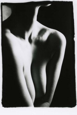 Yakın plan, genç, elastik, çıplak, güzel kadın göğüsleri. Dikkat! Resim, analog fotoğrafçılığın metanet ve diğer eserlerini içerir.!