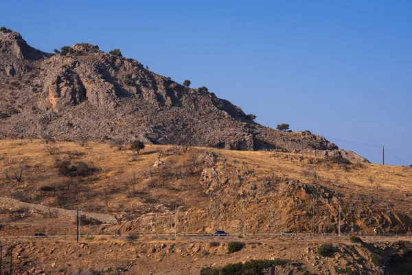 Sıcak iklim kuşağının kayalık eteklerinin çorak topraklarında kavrulmuş bitki örtüsüyle kayalık çöl manzarası
