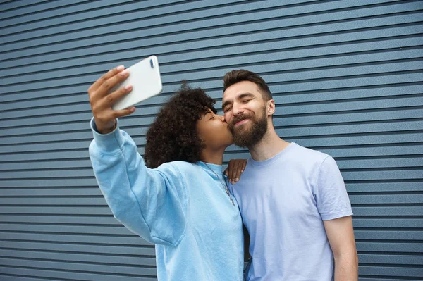 Casal Hipsters Bonitos Tirando Selfie Uma Garota Mulata Beijando Seu — Fotografia de Stock