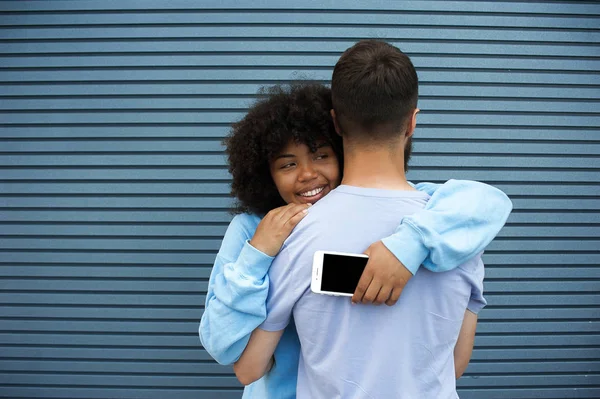 Feliz Jovem Casal Abraço Sorrindo Mulato Menina Segurando Móvel Uma — Fotografia de Stock