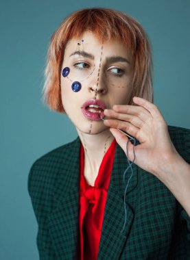 Yaratıcı beyaz Kızıl dikiş çizgileri ve düğmeleri yüzünde dudağı studio izole iş parçacığına iğneyle yapışmasını portresi. Kavram dikmek.