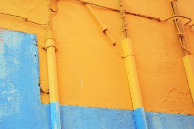 Duvara bir sarı ve açık mavi Burano evlerin elektrik boru sistemi