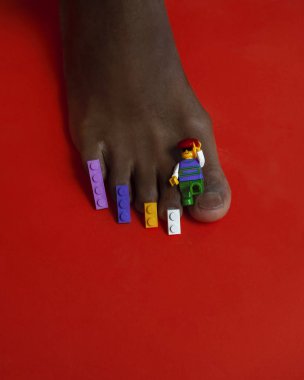 lego ile yaratıcı pedikür, parlak renkler, kavramsal