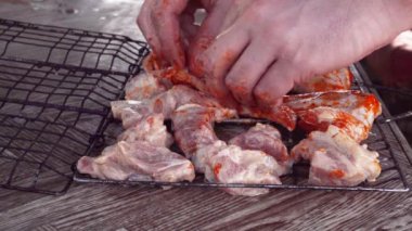 Turşu domuz eti ve tavuk kebap Barbekü ızgara koyarak