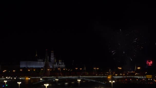 Фейерверки в центре Москвы у Кремля — стоковое видео