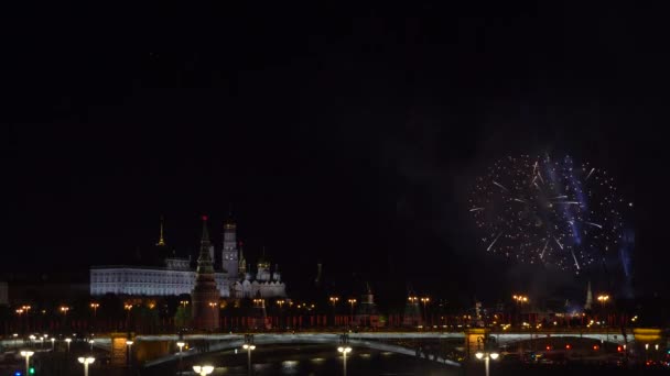 Фейерверки в центре Москвы у Кремля — стоковое видео