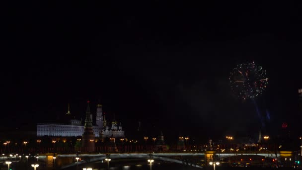 Фейерверки в центре Москвы у Кремля — стоковое видео