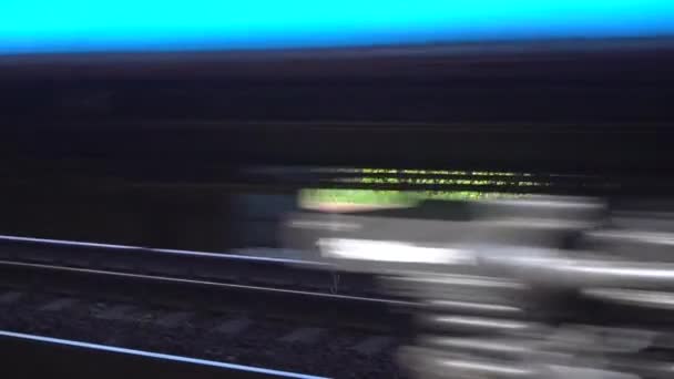 Mouvement lent des trains sur le chemin de fer pendant la journée — Video