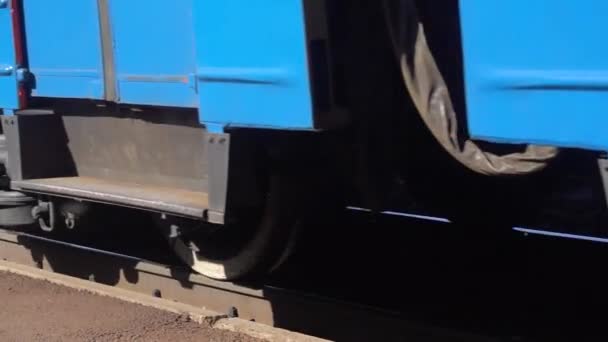 Movimiento lento del tren en el ferrocarril durante el día — Vídeos de Stock