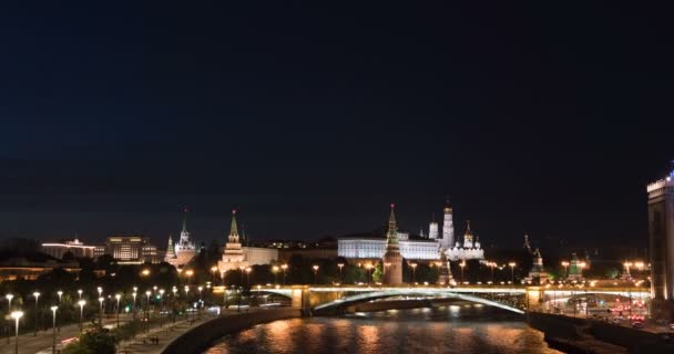 Moscú Kremlin y terraplén en un lapso de tiempo de la tarde de verano. 4k — Vídeo de stock