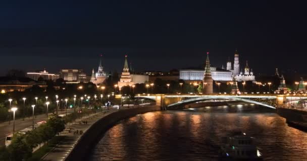 Kremlin van Moskou en embankment op een zomer avond timelapse. 4k — Stockvideo