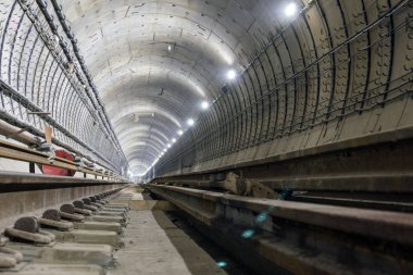 Betonarme borular inşaat Metro Tünel altında.
