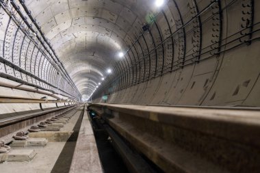 Betonarme borular inşaat Metro Tünel altında.