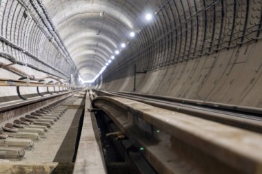 Betonarme borular inşaat Metro Tünel altında.
