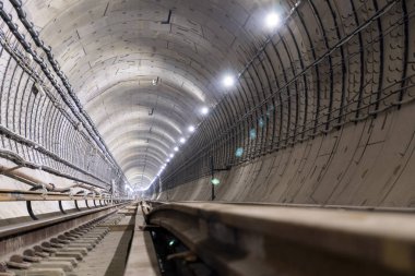 Betonarme borular inşaat Metro Tünel altında.