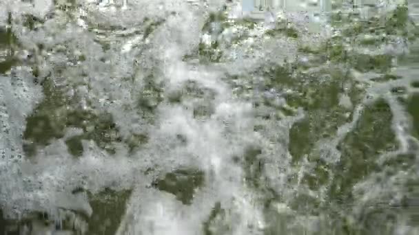 Schönes grünes Wasser in einem Gebirgsfluss — Stockvideo