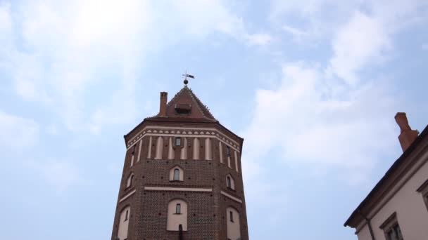 Mir, Bielorrusia. Castillo de Mir contra un cielo nublado — Vídeo de stock