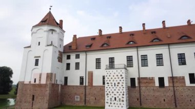 Mir, Belarus. Bir bulutlu gökyüzü karşı mir kale