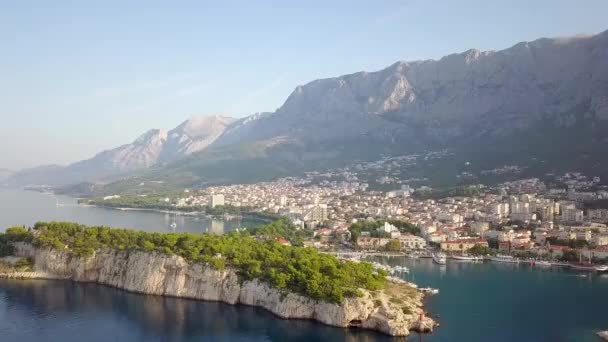 Nézd meg a magasságát a város Makarska, a jacht a kikötőben. Makarska. Horvátország. Európa. — Stock videók
