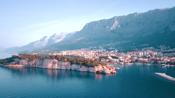 Uitzicht vanaf de hoogte van de stad Makarska en jachten in de haven. Makarska. Kroatië. Europa. — Stockvideo