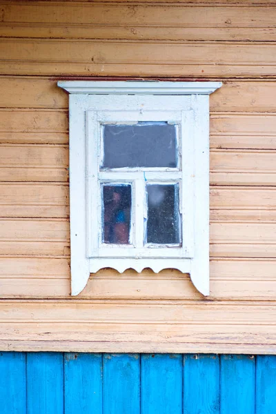 Gammalt trä fönster i ett hus på landet i Ryssland — Stockfoto