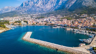 Avrupa. Makarska. Hırvatistan. Sahil, defne ve yükseklikten tarihi merkezi görünümü