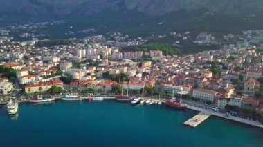 Avrupa. Hırvatistan. 4 k şehir Makarska Riviera dron üzerinden Makarska.View